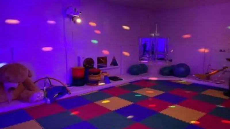 Salón donde los niños toman sus rehabilitaciones
